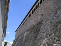 Uno dei lati del castello di Bisaccia