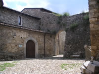 Angolo del cortile interno del castello di Bisaccia