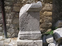 Un blocco di pietra all'ingresso del castello di Bisaccia su cui, tra l'altro si legge "Corneli"