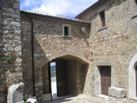 Il portale d'ingresso visto dal cortile interno del castello di Bisaccia