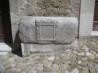 Un blocco di pietra su cui è riportata una scritta in latino