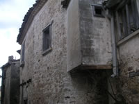 La torretta laterale che denota la vetustà del palazzo Capaldo e, soprattutto, l'originaria funzione di casa-torre