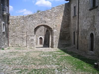 L'arco all'interno del cortile del castello di Bisaccia, che separa la sezione dedicata all'ingresso e la zona residenziale