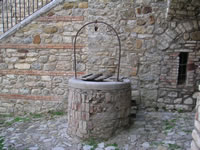 Il pozzo nella parte terminale del cortile interno del castello di Bisaccia. Abbiamo verificato come l'acqua sia ancora presente