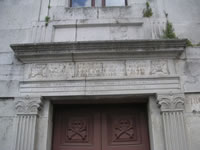 Iscrizione in latino sul portale d'ingresso della Congrega dei Morti