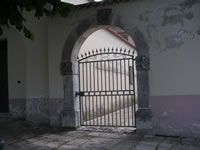 Il cancello di accesso all'ex Convento annesso alla chiesa di Sant'Antonio da Padova