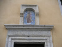 La maiolica che raffigura la Madonna del Carmine, che si trova sopra al portale d'ingresso dell'omonima chiesa