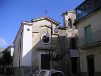 La facciata della chiesa di San Giuseppe, con veduta parziale della torre campanaria