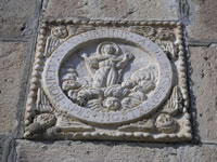 L'unico elemento architettonico originario della chiesa di Santa Maria Assunta, consistente in un'immagine della Madonna dell'Assunta scolpita su pietra risalente al 1723