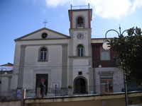 La facciata e la torre campanaria della chiesa di San Vincenzo