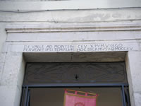 La scritta in latino che sovrasta il portale in pietra della chiesa di San Vincenzo. In essa si sottolinea l'appartenenza della strutura ai Padri Domenicani