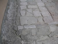 Il lastricato in pietra che ricopre parte della pavimentazione del centro storico