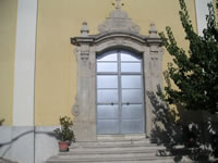 Il bel portale in pietra della Chiesa Madre dedicata a San Martino