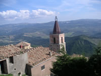 La Torre campanaria della Chiesa di San Martino che spicca tra le palazzine del centro storico