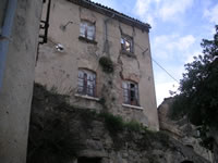 Un edificio pericolante del centro storico