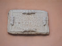 Iscrizione lapidea in latino sulla parete esterna dell'ex Monastero delle Suore Benedettine