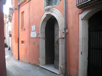 Il bel portale del Palazzo Rinandi, oggi sede della Biblioteca