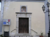 Il portale in pietra laterale della chiesa di S. Maria