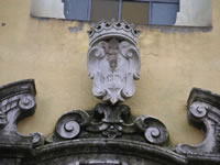 Lo stemma sul portale in pietra della chiesa dell'ex monastero virginiano
