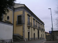 Un bel edificio all'ingresso di Candida