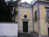 La cappella che affianca l'edificio all'ingresso di Candida