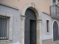 Un portale in pietra