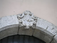 Uno stemma su un portale in pietra