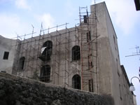 Un angolo imponente del palazzo o castello Carafa