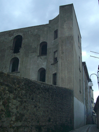 Un angolo imponente del palazzo o castello Carafa