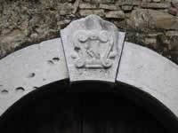 Uno stemma in un portale in pietra nel centro storico di Carife