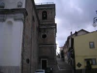 La torre campanaria che si erge sul lato destro della chiesa di S. Giovanni Battista