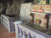 L'altare in pietra nella Grotta di S. Michele Arcangelo a Casalbore