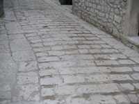 Il bel lastricato in pietra che pavimenta la sede stradale a Casalbore vecchia