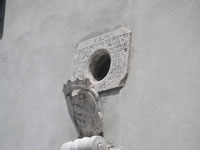 Stemma gentilizio in pietra, dietro cui insiste un buco circondato da una scritta in latino, risalente al 1787
