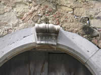 Particolare del portale di pietra del palazzao Andreotti, che indica la data del 1721