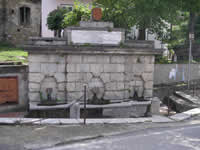 La graziosa fontana all'ingresso di Castel Baronia