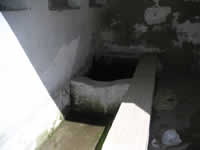 Il lavatoio che si trova alle spalle della fontana all'ingresso di Castel Baronia