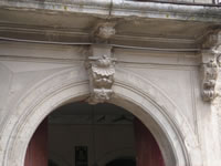Particolare del bel portale in pietra di palazzo Celli