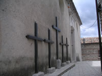 Le cinque croci sulla parete esterna della chiesa Parrocchiale dell'Assunta