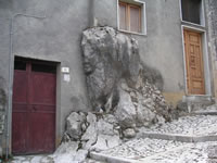La roccia su cui è edificato il centro storico di Castelvetere sul Calore