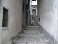 Una scalinata in pietra 