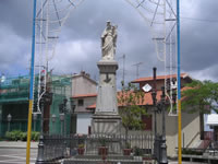 La statua dedicata alla Madonna dell'Assunta, nella piazza centrale di Castelvetere sul Calore