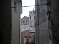 Nei vicoli del centro storico, con la chiesa Parrocchiale dell'Assunta sullo sfondo