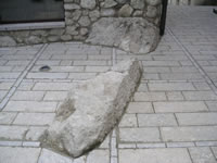La roccia che affiora davanti alla chiesa Parrocchiale dell'Assunta