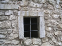 Una finestra con inferriata