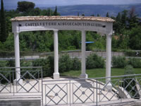 Il monumento ai Caduti all'ingresso del paese