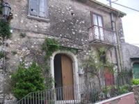Un piccolo palazzo in rovina nei pressi del castello di Castelvetere sul Calore