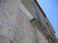 Particolare della Chiesa del Carmelo da cui si vede la parte inferiore in pietra antica e la parte superiore ricostruita