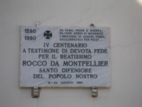 La lapide commemorativa per il IV centenario di S.Rocco da Montepellier