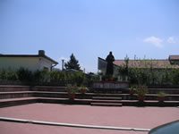 La piazzetta in cui si trova la statua di Padre PIo